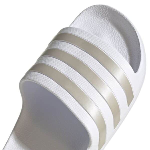 Detalle de las Chanclas Adidas Adilette Aqua Blancas
