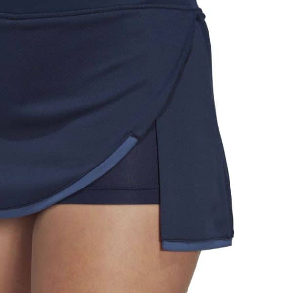 Detalle de la falda Adidas Club Navy