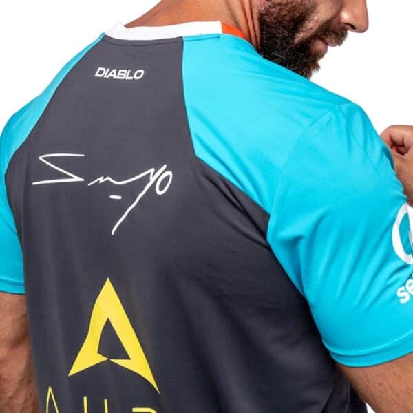 Detalle de la firma de Stupasiux oficial diablo sanyo gris