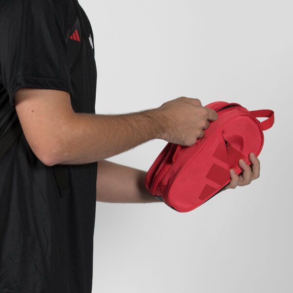 Detalle del Neceser Adidas Rojo Ale Galán 2026