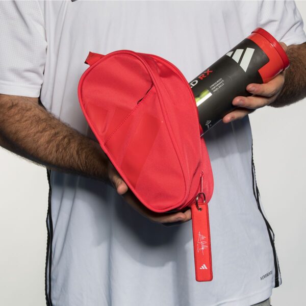 Detalle del Neceser Adidas Rojo Ale Galán 2026