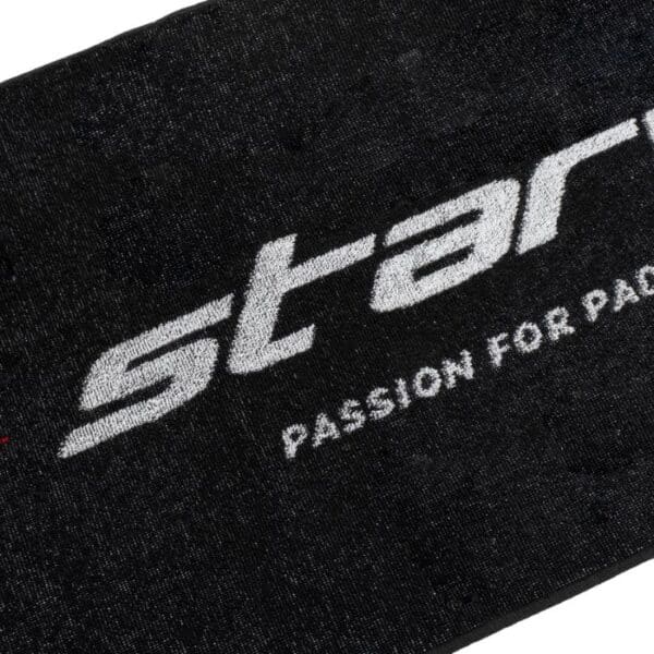 Detalle de la Toalla StarVie de entrenamiento negra