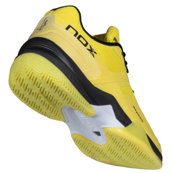Detalle de las Zapatillas NOX AT10 Pro Amarillo Verano/Negro