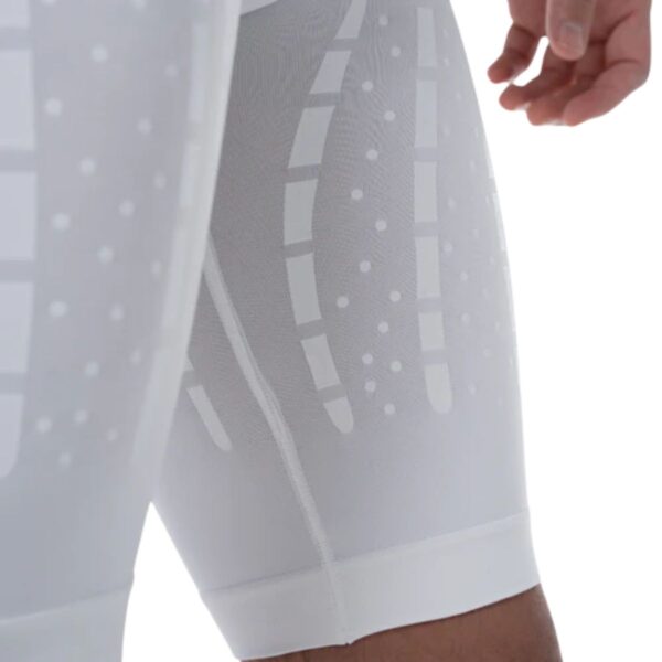 Detalle de los Shorts Floky Activator Blancos