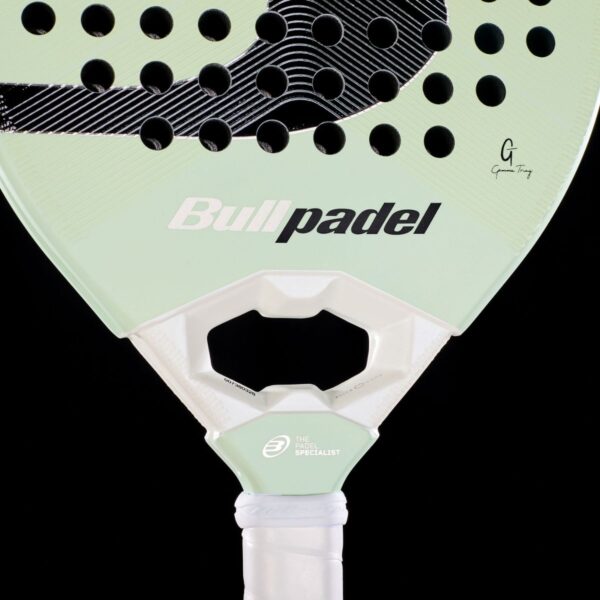 Detalle de la Pala Bullpadel Elite 02 2027
